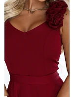 model 22311288 Elegantní večerní maxi šaty s rozparkem a růžemi – vínové - numoco