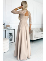 AMBER - Elegantné béžové čipkované dlhé dámske šaty s výstrihom a rozparkom na nohách 309-10