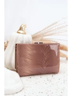 Lakovaná dámska kabelka s trblietavými detailmi Cermina - béžová Lakovaná dámska kabelka s trblietavými detailmi Cermina - béžová