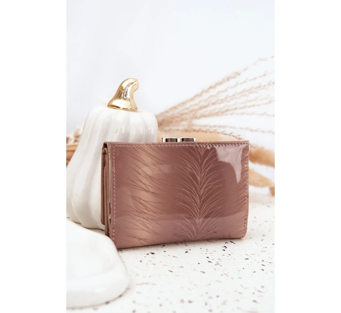 Lakovaná dámska kabelka s trblietavými detailmi Cermina - béžová Lakovaná dámska kabelka s trblietavými detailmi Cermina - béžová