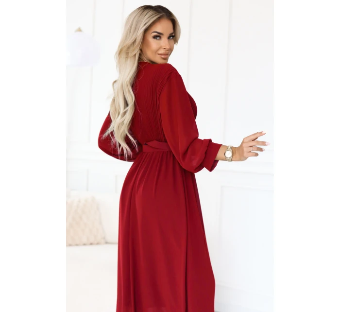 model 21729082 Elegantní plisované maxi šaty s páskem a obálkovým výstřihem vínové - numoco basic