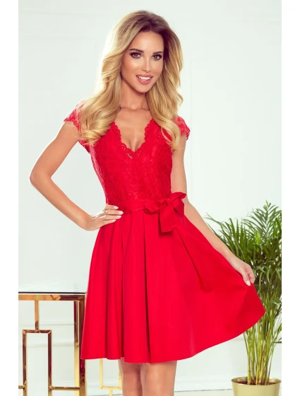 Červené dámské šaty s dekoltem a krajkou model 8262553 - numoco Červené dámské šaty s dekoltem a krajkou model 8262553 - numoco