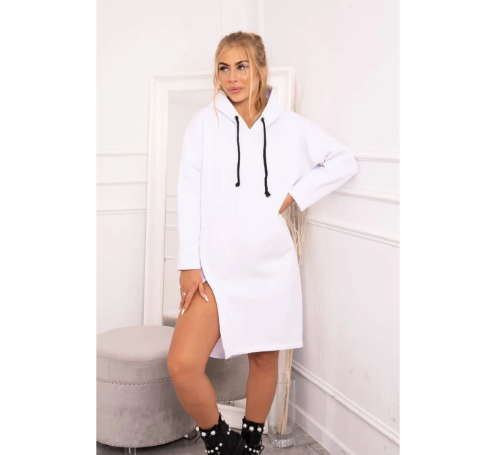 Šaty s kapucí a bočním rozparkem bílé