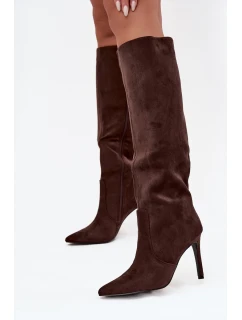 Zateplené dámské kozačky na jehlovém podpatku z eko semiše čokoládové model 21728457 - Boto