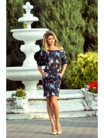 Dámské sportovní šaty s barevnými květy na tmavě pozadí model 6330419 - numoco Dámské sportovní šaty s barevnými květy na tmavě pozadí model 6330419 - numoco