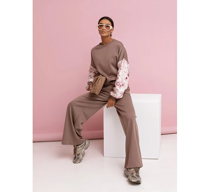 Ležérna súprava Cappuccino s rukávmi Buff a širokými nohavicami (557) Ležérna súprava Cappuccino s rukávmi Buff a širokými nohavicami (557)