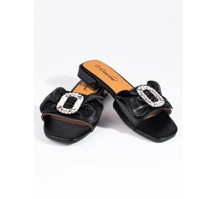 Pěkné černé dámské nazouváky bez podpatku Pěkné černé dámské nazouváky bez podpatku