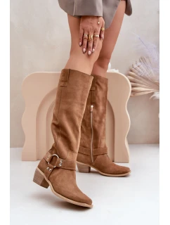 Semišové kozačky na nízkém podpatku s nad  Camel model 21680104 - Zazoo