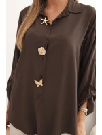 Dámska košeľa z viskózy s ozdobnými gombíkmi a golierom hnedá