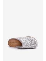 Lesklé dámské pantofle model 21681273 Šedé - Inblu Lesklé dámské pantofle model 21681273 Šedé - Inblu