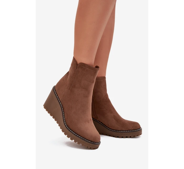 Dámska zateplená členková obuv na klin z eko semišu - hnedá Mavona Dámska zateplená členková obuv na klin z eko semišu - hnedá Mavona