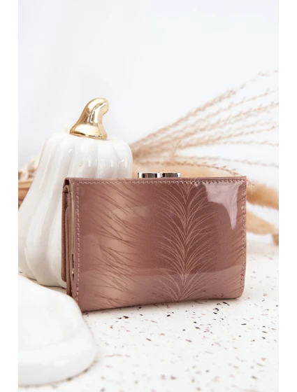 Lakovaná dámska kabelka s trblietavými detailmi Cermina - béžová Lakovaná dámska kabelka s trblietavými detailmi Cermina - béžová