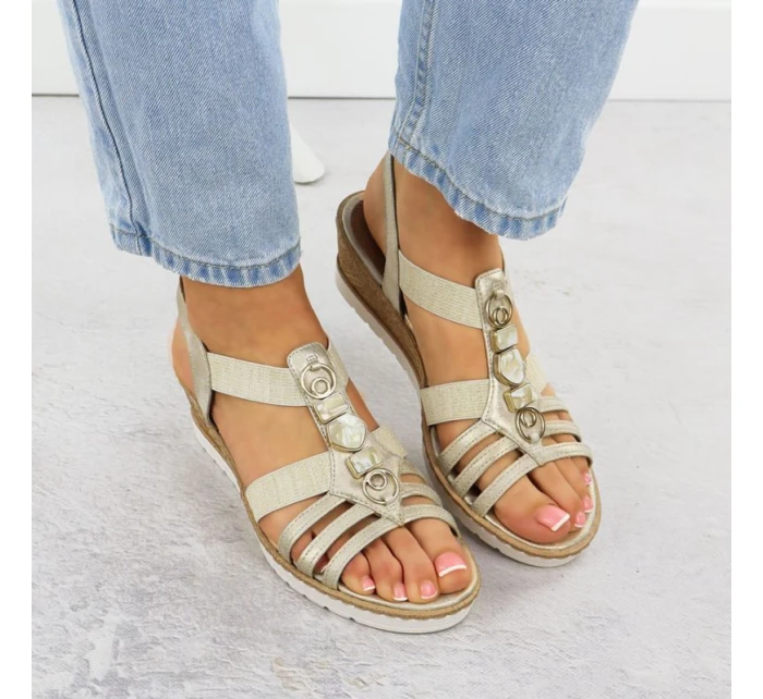 Dámské zlaté sandály na platformě s podrážkou model 21904834 - Remonte Dámské zlaté sandály na platformě s podrážkou model 21904834 - Remonte