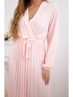 Šaty se model 21908515 plisovaným lemem pudrově růžová - K-Fashion