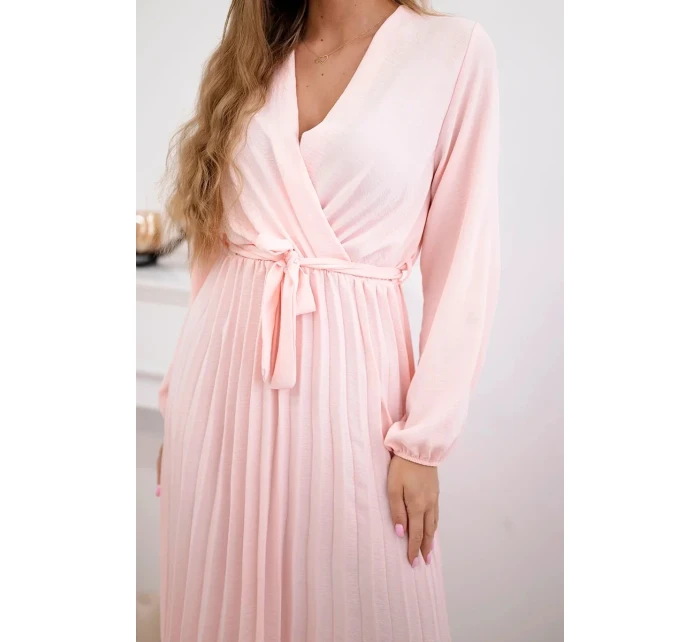 Šaty se model 21908515 plisovaným lemem pudrově růžová - K-Fashion