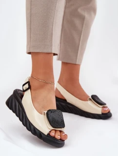 Kožené Lakované Dámské Sandály Na Klínu s Ozdobou Béžové model 21695646 - Artiker