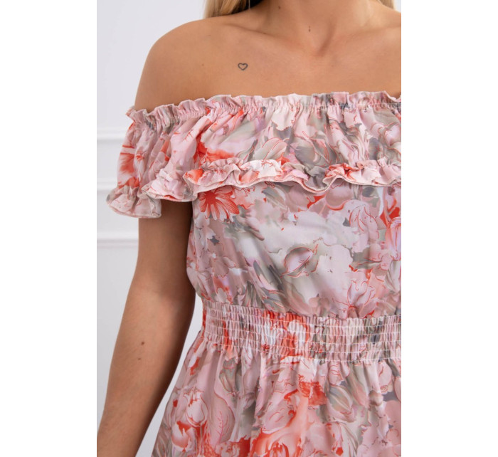 Kvetinové marhuľové šaty s odhalenými ramenami