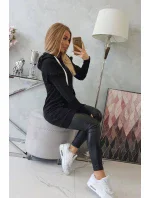 Šaty s ozdobnými volánikmi a kapucňou čiernej farby Šaty s ozdobnými volánikmi a kapucňou čiernej farby