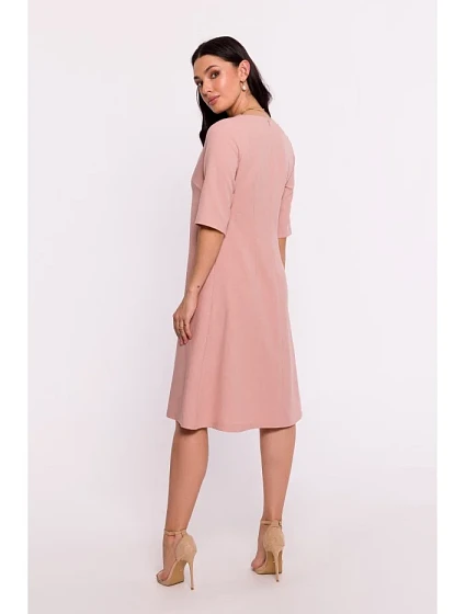 model 19670417 Trapézové šaty s výstřihem do V růžové - BeWear