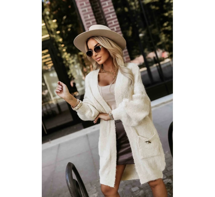 628-1 Módny oversize sveter s ozdobnou brošňou a praktickými vreckami - béžový 628-1 Módny oversize sveter s ozdobnou brošňou a praktickými vreckami - béžový