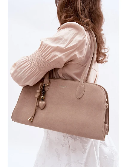 Kabelka s přívěskem a sponami Eko semišová světle béžová model 22111662 - Flora&Co Kabelka s přívěskem a sponami Eko semišová světle béžová model 22111662 - Flora&Co