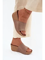 model 22125915 semišové dámské pantofle na korkové platformě tmavě béžové - Zazoo