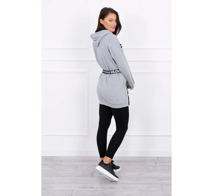 Šaty zdobené stuhou s nápisom šedá