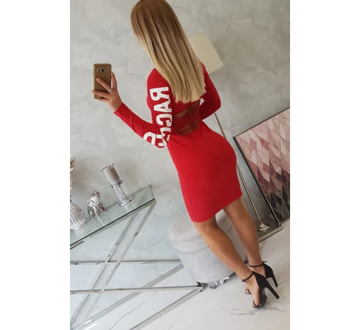 Otrhané červené šaty