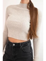 Dámske pruhované šaty s rolákom a ozdobnými gombíkmi bordovej farby