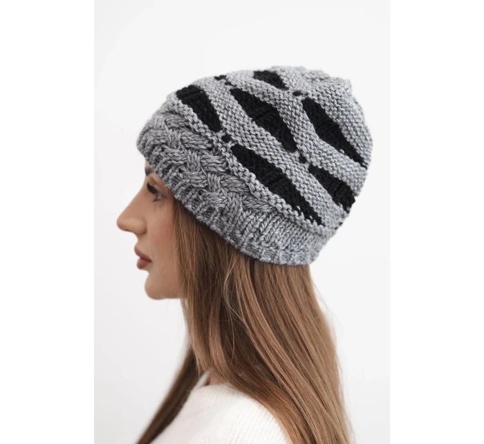 Dámska zimná čiapka z vlny v hrubom úplete a pruhoch K465 sivá + čierna Dámska zimná čiapka z vlny v hrubom úplete a pruhoch K465 sivá + čierna