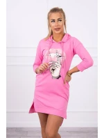 Šaty s dlhším chrbtom a farebnou svetlo ružovou potlačou