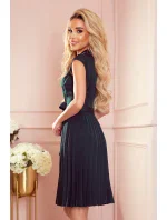 Dámské plisované šaty v lahvově zelené barvě s přeloženým obálkovým výstřihem model 17519739 - numoco Dámské plisované šaty v lahvově zelené barvě s přeloženým obálkovým výstřihem model 17519739 - numoco