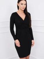 Priliehavé šaty s výrezom pod prsiami čiernej farby