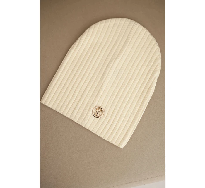 Dámská čepice s proužkem a ozdobným knoflíkem s přídavkem vlny a modalu ecru Dámská čepice s proužkem a ozdobným knoflíkem s přídavkem vlny a modalu ecru