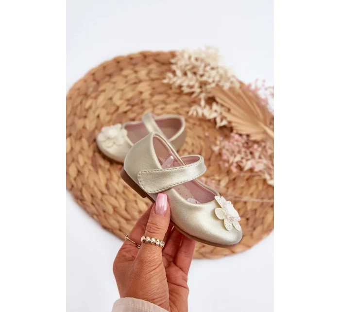 Detské balerínky so zapínaním na suchý zips a zlatým servítkovým zdobením Detské balerínky so zapínaním na suchý zips a zlatým servítkovým zdobením