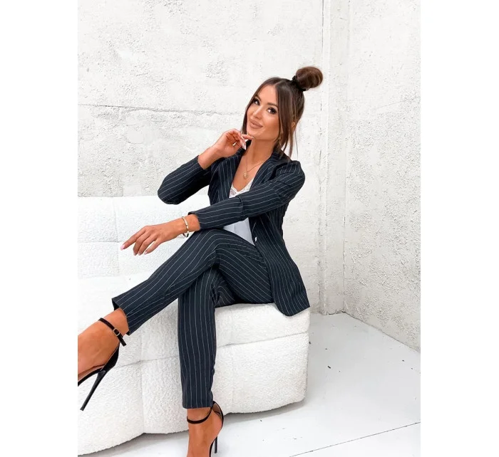 Čierny dámsky prúžkovaný oblek (8237)