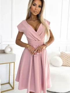SCARLETT Rozšířené dámské šaty v pudrově růžové barvě s přeloženým obálkovým výstřihem a páskem model 19908587 - numoco