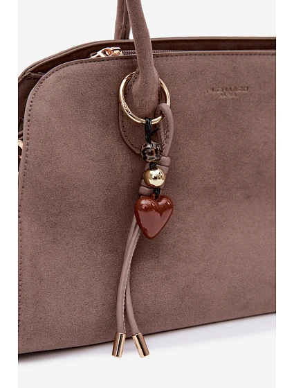 Kabelka s přívěskem a sponami eko semiš tmavě béžová model 22111664 - Flora&Co Kabelka s přívěskem a sponami eko semiš tmavě béžová model 22111664 - Flora&Co