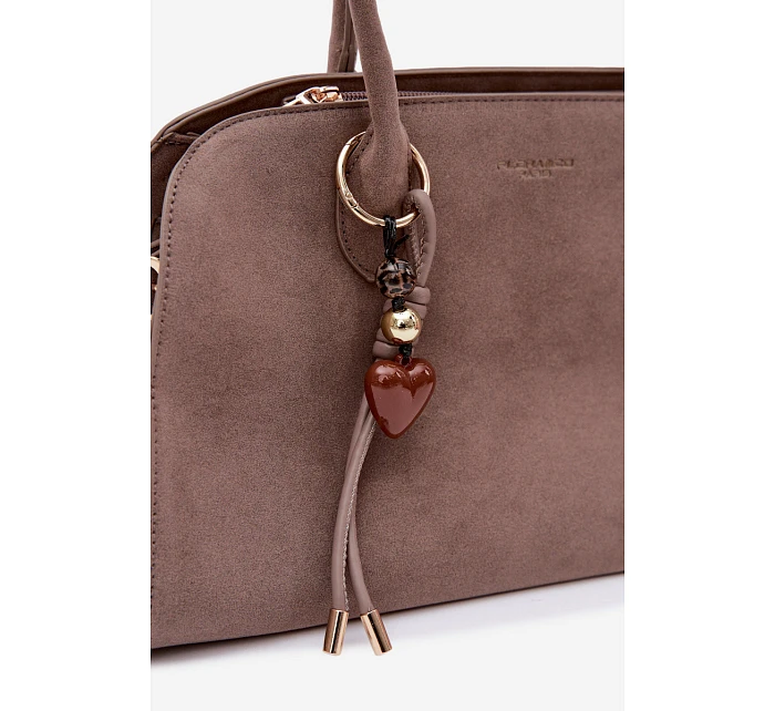 Kabelka s přívěskem a sponami eko semiš tmavě béžová model 22111664 - Flora&Co