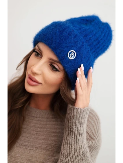 Dámska zimná čiapka z nadýchanej priadze a s elegantným gombíkom Dámska zimná čiapka z nadýchanej priadze a s elegantným gombíkom