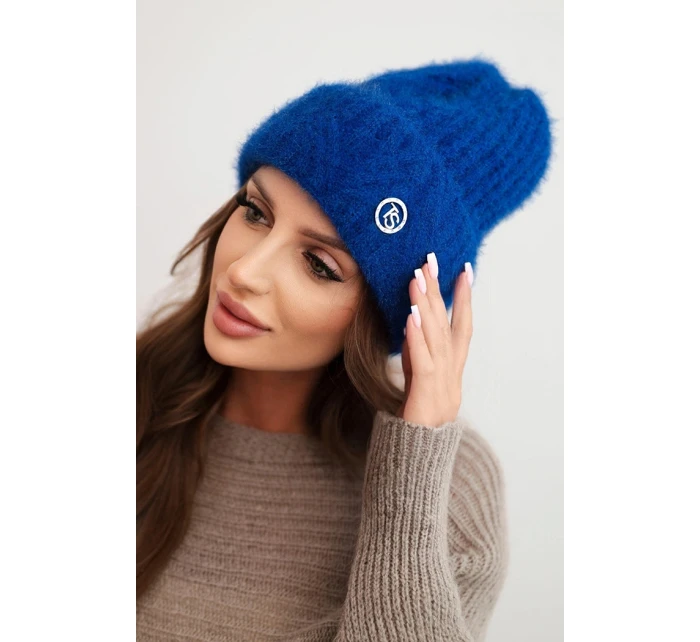 Dámska zimná čiapka z nadýchanej priadze a s elegantným gombíkom Dámska zimná čiapka z nadýchanej priadze a s elegantným gombíkom