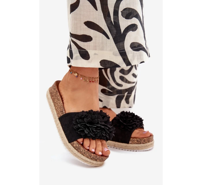 Dámske papuče na platforme s ozdobnými kvetmi - čierne