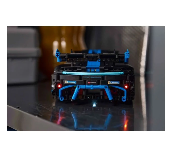 LEGO Technic 42176 Porsche GT4 e-Performance pretekárske auto