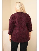 Dámska blúzka vo veľkosti Plus Size s leopardím vzorom a predĺženým zadným dielom v bordovo-červenej farbe