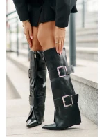 Kozačky ke kolenům na klínu s ohrnutým svrškem a sponami model 21677855 - Boto