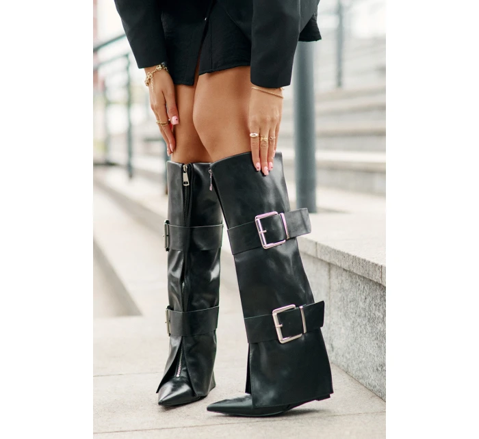 Kozačky ke kolenům na klínu s ohrnutým svrškem a sponami model 21677855 - Boto