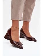 Lakované lodičky na podpatku s ozdobou čokoládové model 21752724 - Boto Lakované lodičky na podpatku s ozdobou čokoládové model 21752724 - Boto