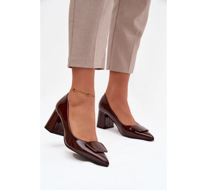 Lakované lodičky na podpatku s ozdobou čokoládové model 21752724 - Boto Lakované lodičky na podpatku s ozdobou čokoládové model 21752724 - Boto