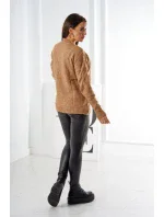 Svetr model 18970329 přes hlavu s módní vazbou Velbloud - K-Fashion