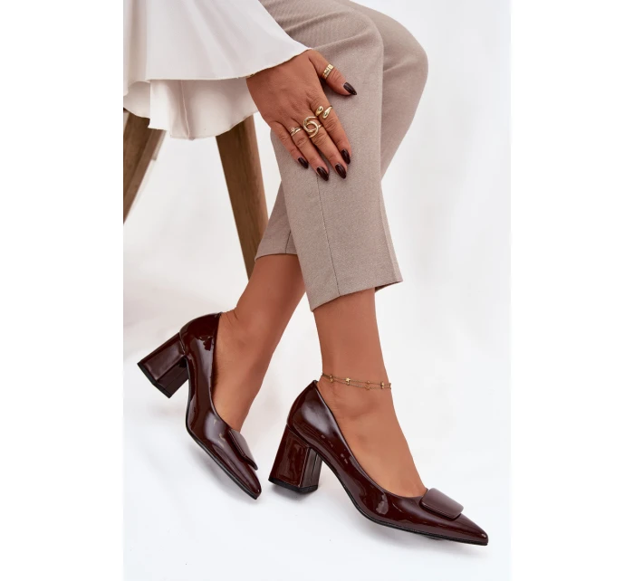 Lakované lodičky na podpatku s ozdobou čokoládové model 21752724 - Boto Lakované lodičky na podpatku s ozdobou čokoládové model 21752724 - Boto